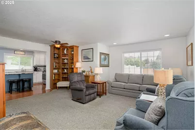 421 SE Davis St, Dallas, OR 97338 - Photo 9