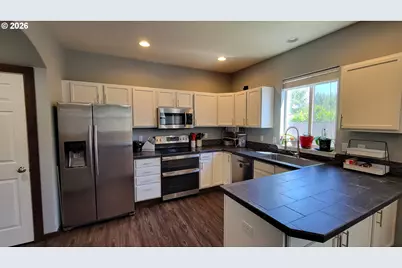 25206 Irenic Ave, Veneta, OR 97487 - Photo 5