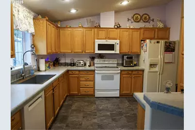 225 Knoll Terrace Dr, Canyonville, OR 97417 - Photo 13