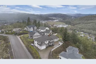 860 NE Ventura St, Roseburg, OR 97470 - Photo 39