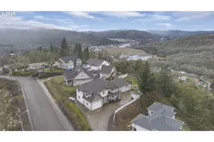 860 NE Ventura St, Roseburg, OR 97470 - Photo 39