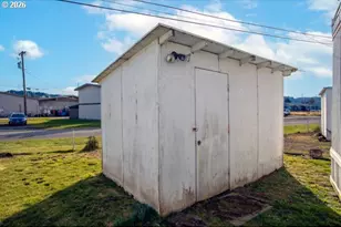 1413 Hawthorne Ave, Reedsport, OR 97467 - Photo 21