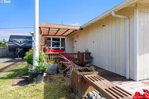 1070 Arago Ave, Coos Bay, OR 97420 - Photo 29