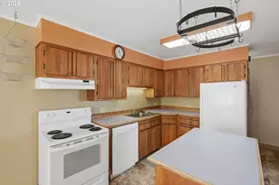 1621 Grant St, North Bend, OR 97459 - Photo 11