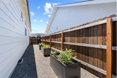623 W 10th St, La Center, WA 98629 - Photo 33