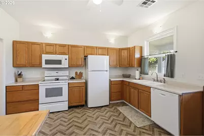29259 Clear Lake Rd, Eugene, OR 97402 - Photo 9