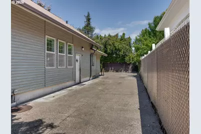 319 NE 5th St, McMinnville, OR 97128 - Photo 5