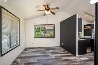 595 S 68th Pl, Springfield, OR 97478 - Photo 9