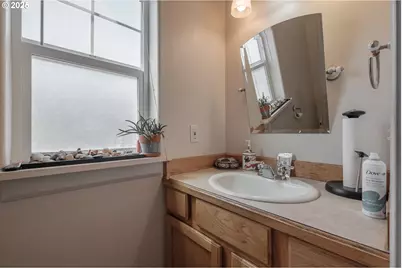1036 9th St, Florence, OR 97439 - Photo 33
