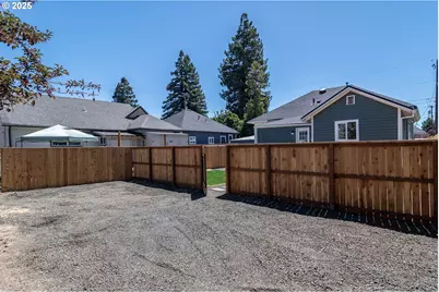 176 SE Hoover Ave, Roseburg, OR 97470 - Photo 3