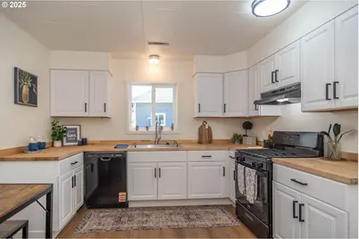 176 SE Hoover Ave, Roseburg, OR 97470 - Photo 9