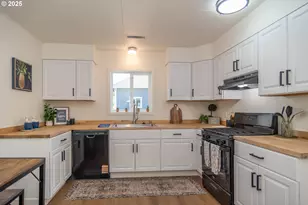 176 SE Hoover Ave, Roseburg, OR 97470 - Photo 9