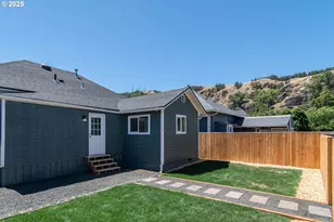 176 SE Hoover Ave, Roseburg, OR 97470 - Photo 35