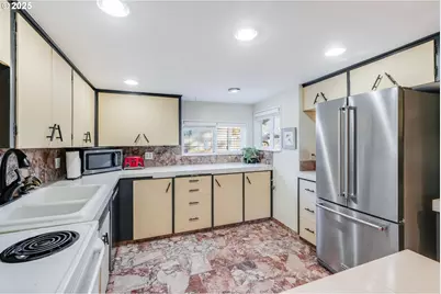 11821 SE Yamhill St, Portland, OR 97216 - Photo 9