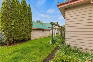 205 E 12th St, Coquille, OR 97423 - Photo 29