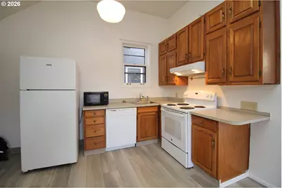 3719 S Hood Ave, Portland, OR 97239 - Photo 9