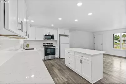 306 Broadway St, Springfield, OR 97477 - Photo 9