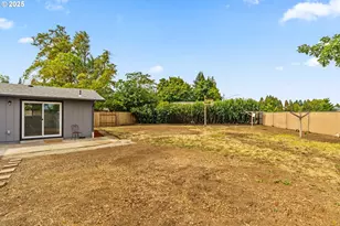 306 Broadway St, Springfield, OR 97477 - Photo 25