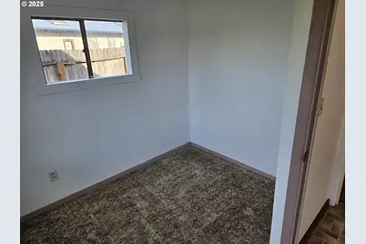 142 S Comstock Ave, Sutherlin, OR 97479 - Photo 9