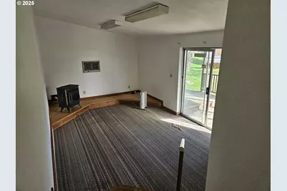 142 S Comstock Ave, Sutherlin, OR 97479 - Photo 5