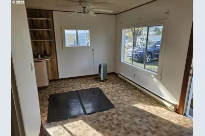 142 S Comstock Ave, Sutherlin, OR 97479 - Photo 3