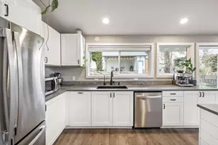 1215 NE 157th Ave, Portland, OR 97230 - Photo 9