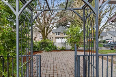 2311 NE Regents Dr, Portland, OR 97212 - Photo 43