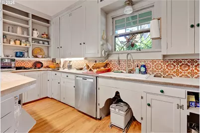 811 SW 58th Ave, Portland, OR 97221 - Photo 15