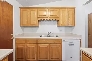 1604 E Taylor Ave, Cottage Grove, OR 97424 - Photo 15