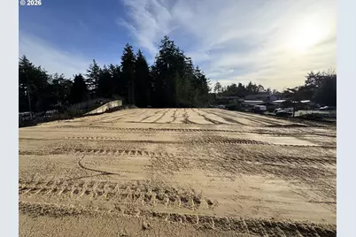 2588 Montana St, North Bend, OR 97459 - Photo 3