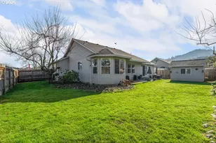 303 Ashwood St, Sutherlin, OR 97479 - Photo 9