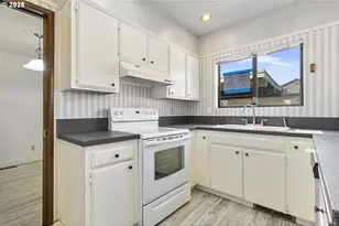224 N Hayden Bay Dr, Portland, OR 97217 - Photo 9