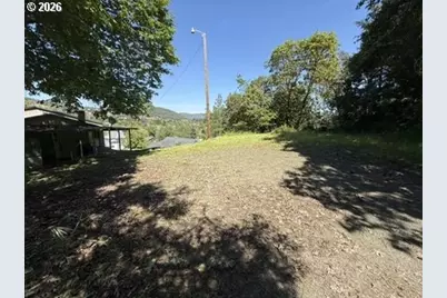 1410 NW Grove St, Roseburg, OR 97471 - Photo 3