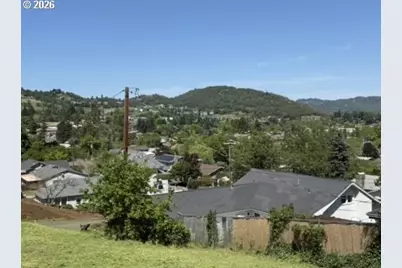 1410 NW Grove St, Roseburg, OR 97471 - Photo 7