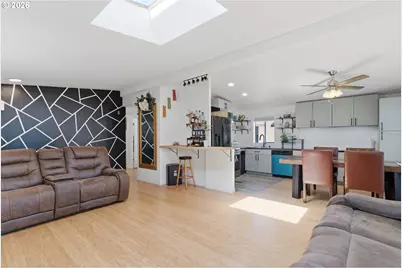 2250 N Broughton Dr, Portland, OR 97217 - Photo 9