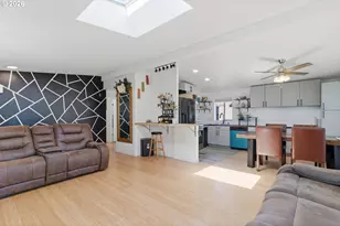 2250 N Broughton Dr, Portland, OR 97217 - Photo 9