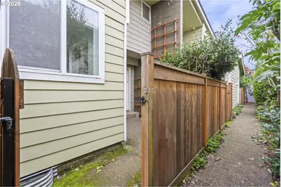 7302 N New York Ave, Portland, OR 97203 - Photo 9