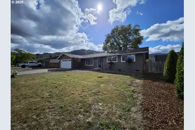 3127 W Chateau Ave, Roseburg, OR 97471 - Photo 1