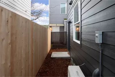 12086 SE Market St, Portland, OR 97216 - Photo 13