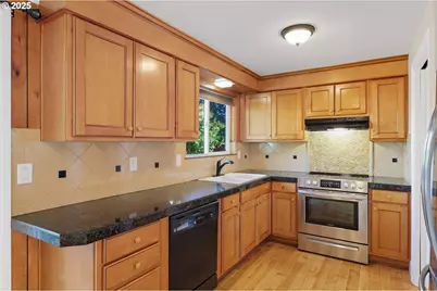 17909 NE Everett Ct, Portland, OR 97230 - Photo 9