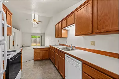 630 Benjamin Ave, Cottage Grove, OR 97424 - Photo 7