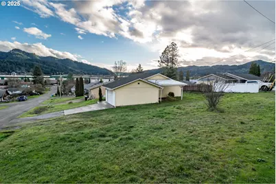 341 Ash St, Sutherlin, OR 97479 - Photo 25