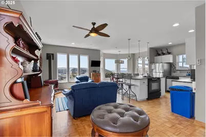 107 SW Coast St, Newport, OR 97365 - Photo 5