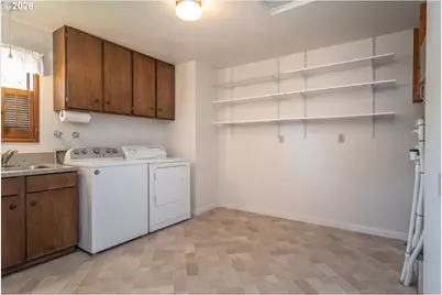 1728 NW Harvey Ave, Roseburg, OR 97471 - Photo 17