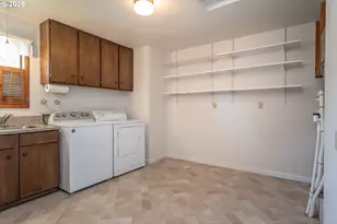 1728 NW Harvey Ave, Roseburg, OR 97471 - Photo 17