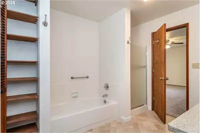 1728 NW Harvey Ave, Roseburg, OR 97471 - Photo 35