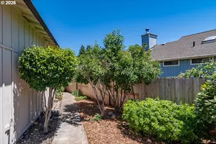 1728 NW Harvey Ave, Roseburg, OR 97471 - Photo 45