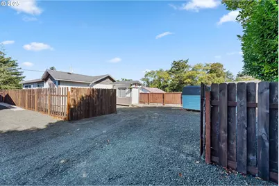 649 S Wall St, Coos Bay, OR 97420 - Photo 29
