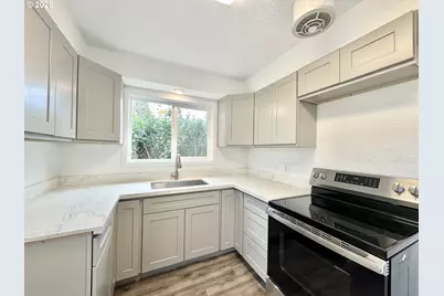 13533 SE Division St, Portland, OR 97236 - Photo 3