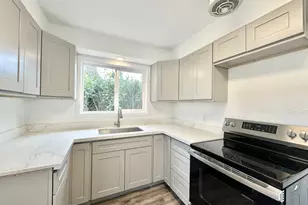 13533 SE Division St, Portland, OR 97236 - Photo 3